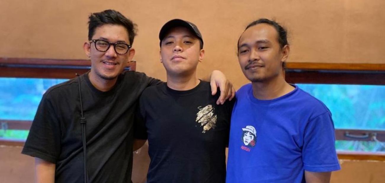 (Dari kiri) Galih, Rio KacanK, dan Aji, adalah para personel band Coffternoon yang masih tersisa.