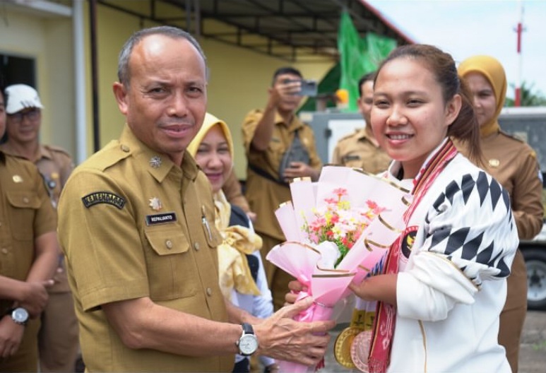 APRESIASI : Sekda Ketapang, Repalianto, menyambut kedatangan Cici Juliani di Bandara Rahadi Oesman Ketapang, Senin (2/2).