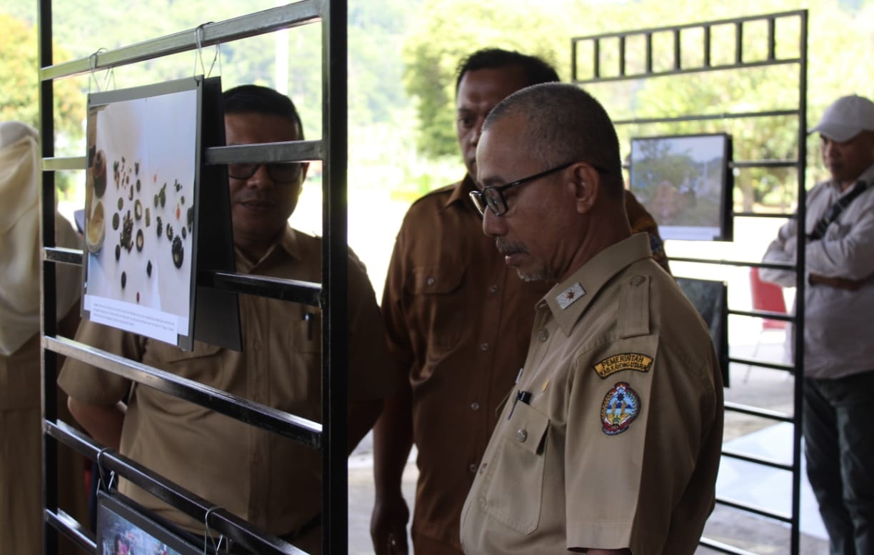 PAMERAN: Asisten II Setda Kabupaten Kayong Utara, Gunawan meninjau stand pameran foto pada Pameran Pendidikan dan Kebudayaan Kabupaten Kayong Utara.