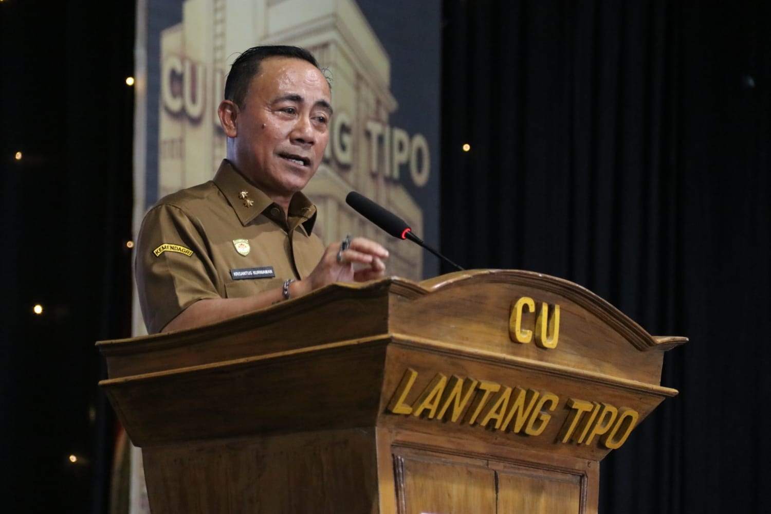ULTAH CU: Wagub Krisantus saat menghadiri perayaan setengah abad CU Lantang Tipo yang berlangsung di Homing Tipo, Kompleks Paroki Pusat Damai, Kecamatan Parindu, Kabupaten Sanggau, Senin (2/2).