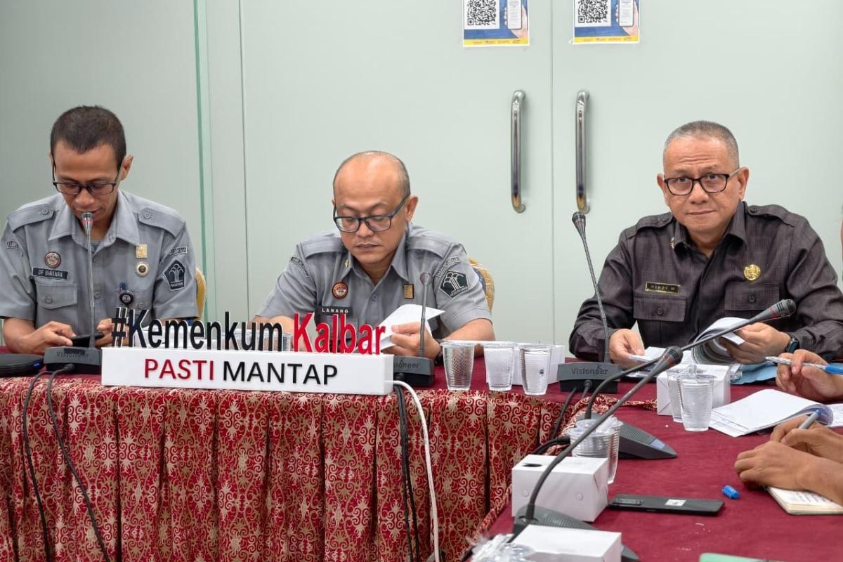 Kanwil Kemenkum Kalbar menggelar rapat harmonisasi Raperbup Sambas pada Selasa (3/2).