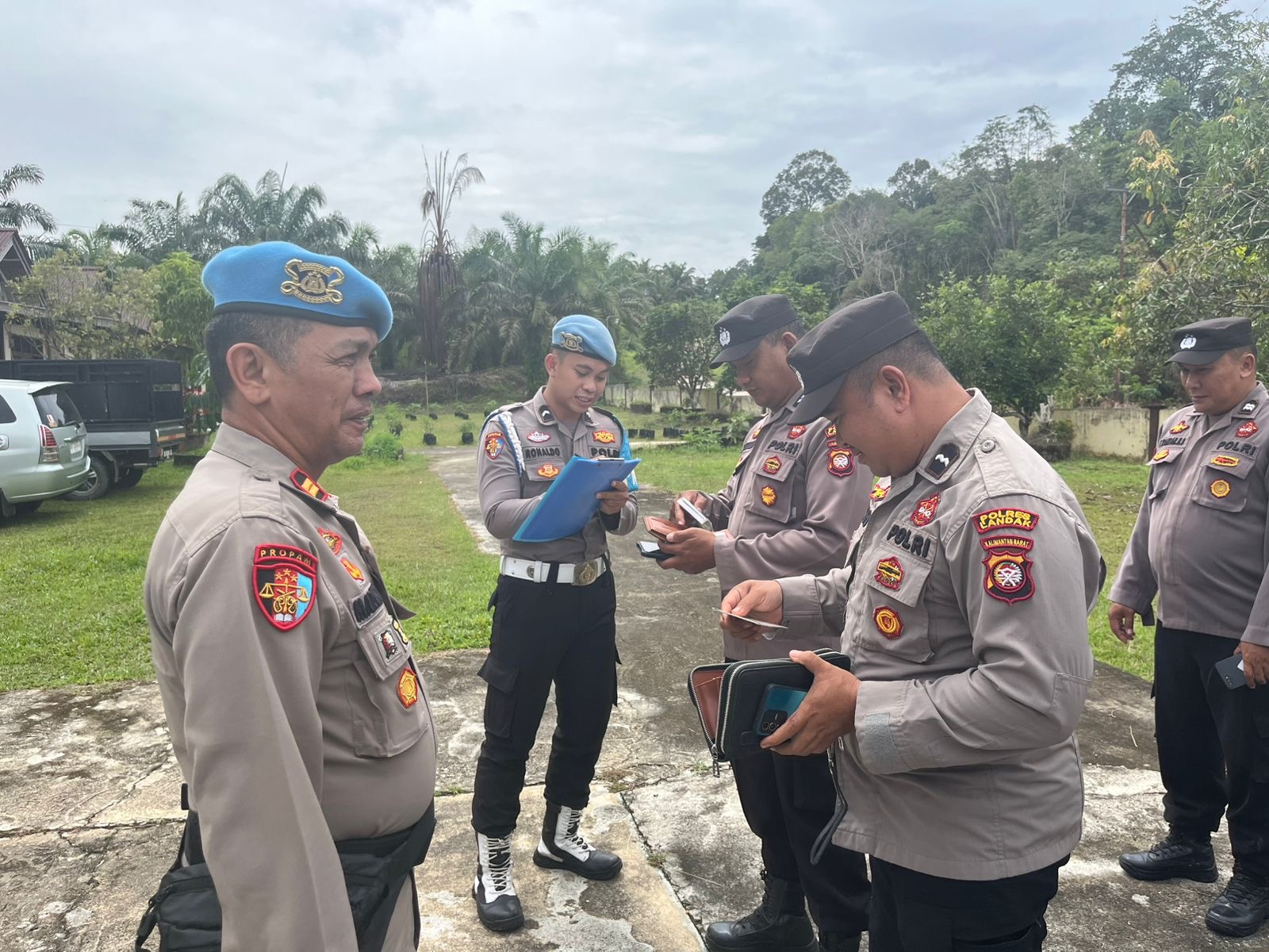 Propam Polres Landak melaksanakan Gaktiblin dengan memeriksa administrasi dan sikap tampang personel Polsek Kuala Behe.
