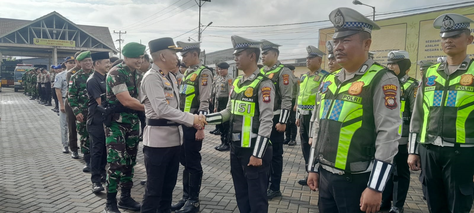 OPERASI KESELAMATAN: Polres Sambas bersama dengan instansi terkait lainnya baik dari Dishub, Satpol PP serta TNI saat melaksanakan gelar operasi keselamatan Kapuas 2026 Polres Sambas