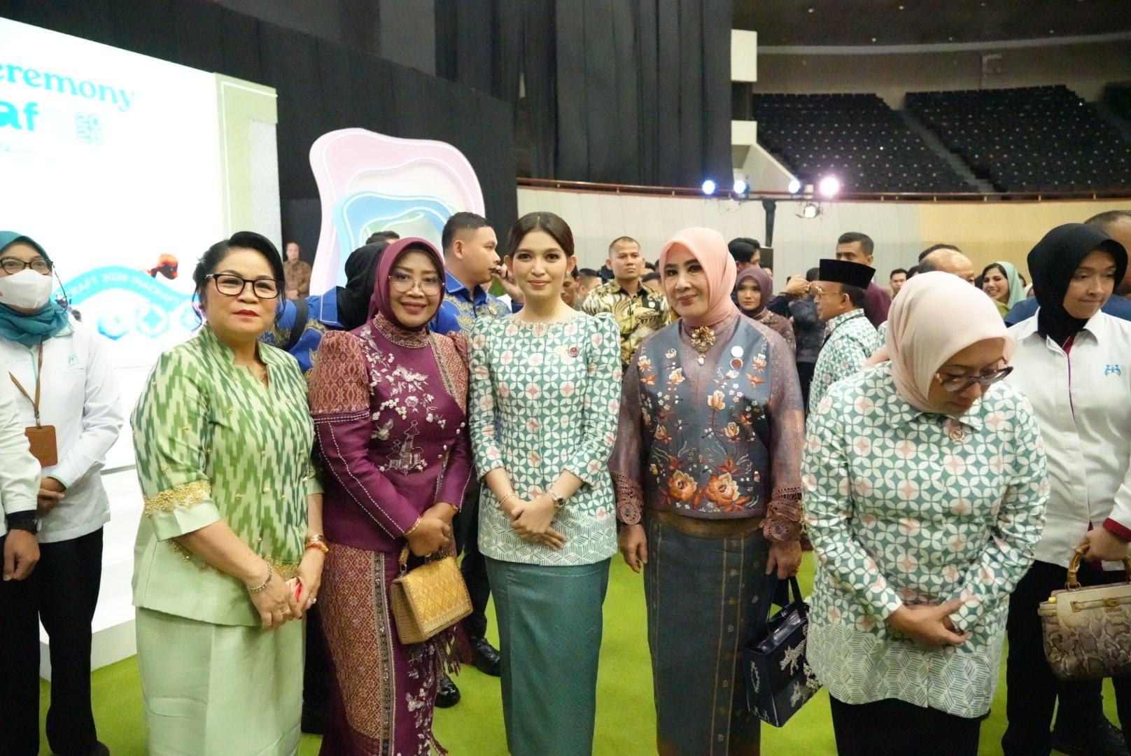INACRAF 2026: Ketua Dekranasda Kalimantan Barat Hj. Erlina Ria Norsan bersama Ketua Umum Dekranas Indonesia Selvi Gibran Rakabuming pada pameran INACRAFT 2026 di Jakarta Convention Center.