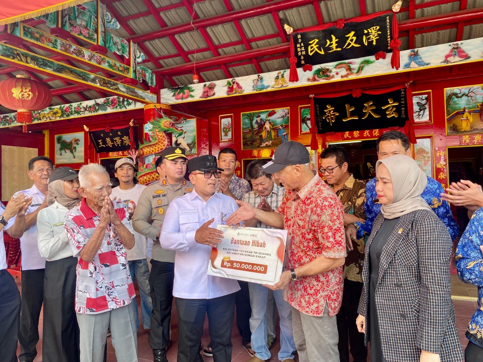 BANTUAN: Bupati Kubu Raya Sujiwo meninjau Vihara Tri Dharma Hian Tian Siang Tie di Desa Sungai Kakap, Kecamatan Sungai Kakap, sekaligus menyerahkan bantuan tunai Rp50 juta untuk mendukung pembangunan