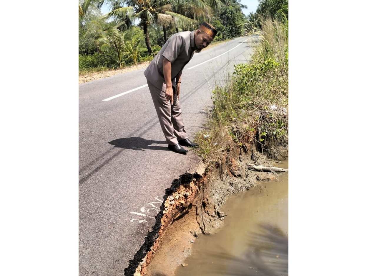 Anggota DPRD KKU Dapil 1 Sukadana, Kamiriluddin saat melihat kondisi jalan Provinsi nyaris ambrol di Semanai, Desa Simpang Tiga, Kecamatan Sukadana, Kabupaten Kayong Utara.