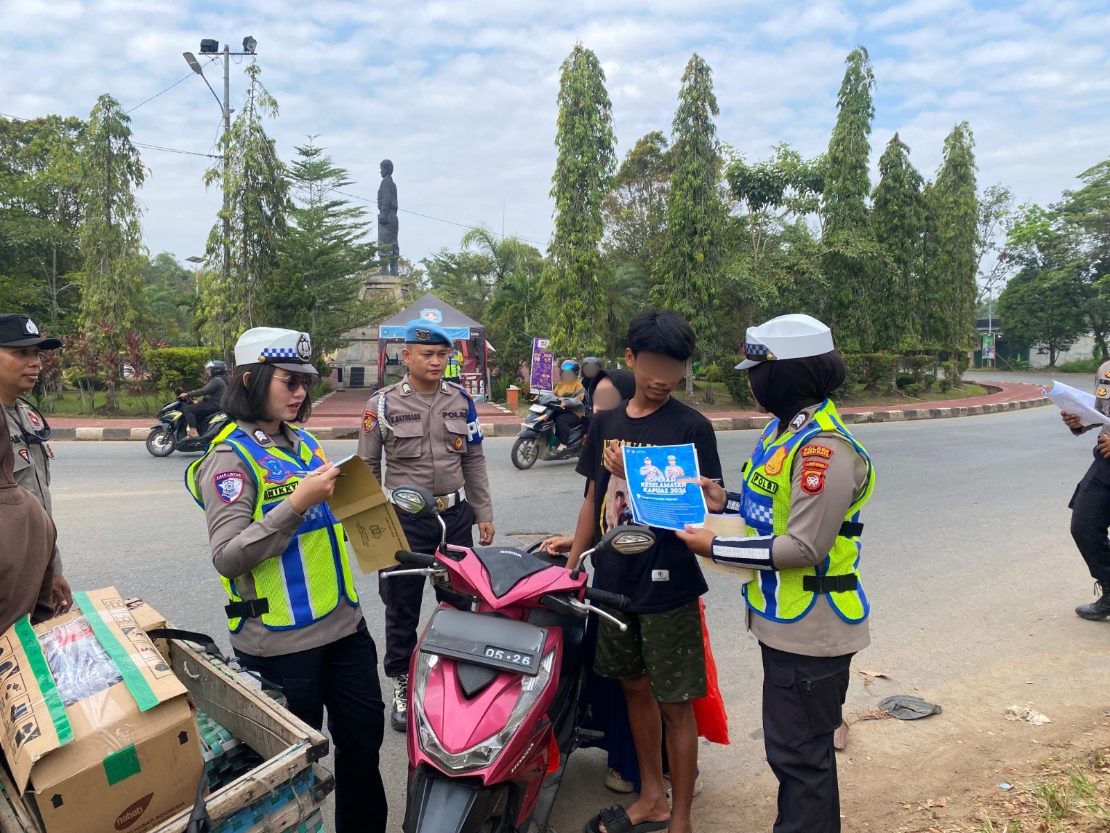 Petugas Polres Kubu Raya memberikan edukasi dan imbauan keselamatan berlalu lintas kepada pengendara dalam Operasi Keselamatan Kapuas 2026.