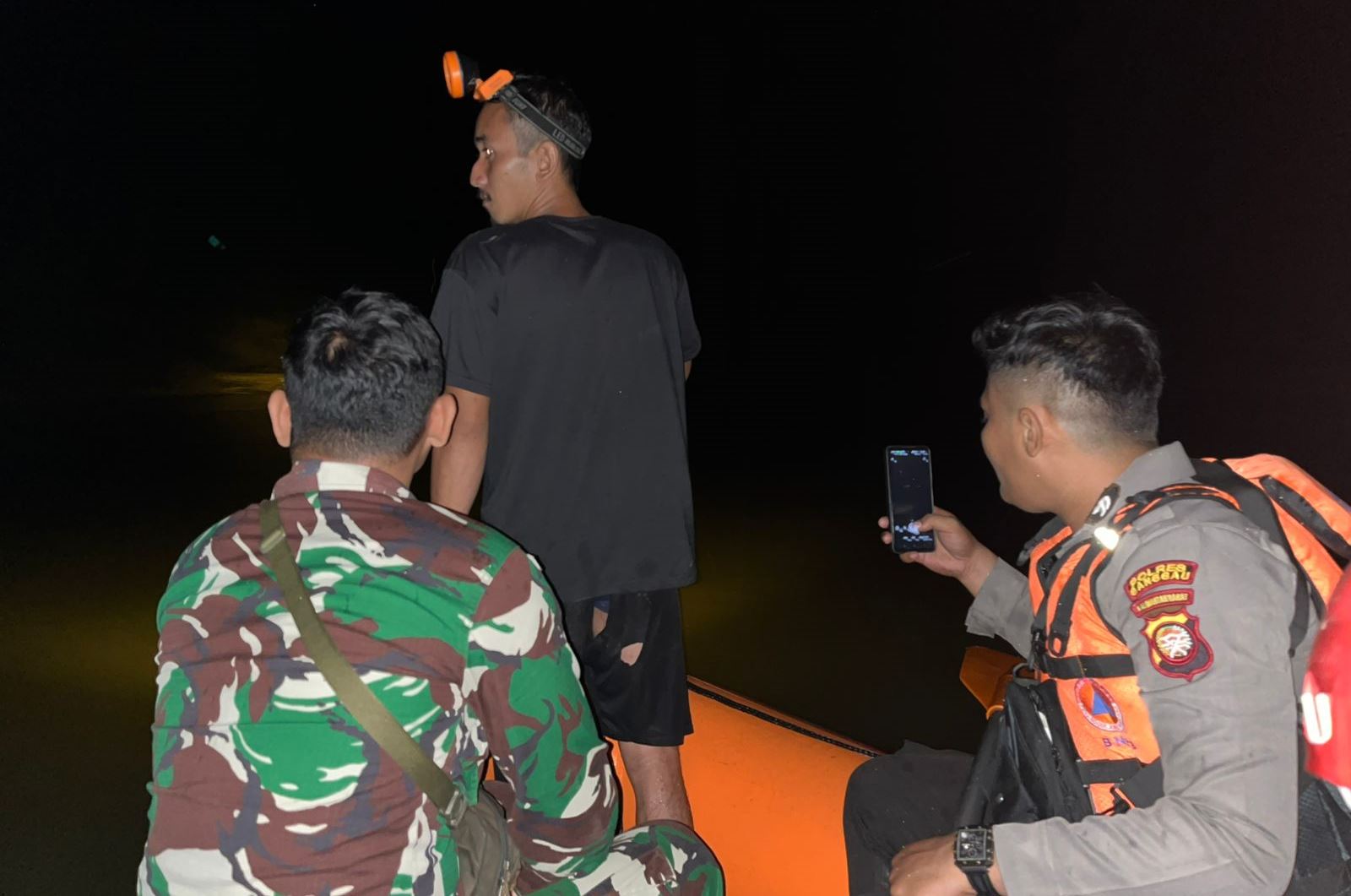 Tim gabungan Polsek Kembayan dan BPBD Sanggau melakukan pencarian anak hilang di Sungai Sekayam dengan perahu karet pada malam hari.