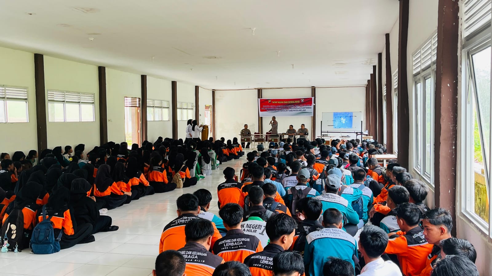 Kasat Binmas Polres Melawi, AKP Tri Jumadi, memberikan penyuluhan tentang bahaya narkoba dan judi online kepada pelajar SMKN 1 Ella Hilir.