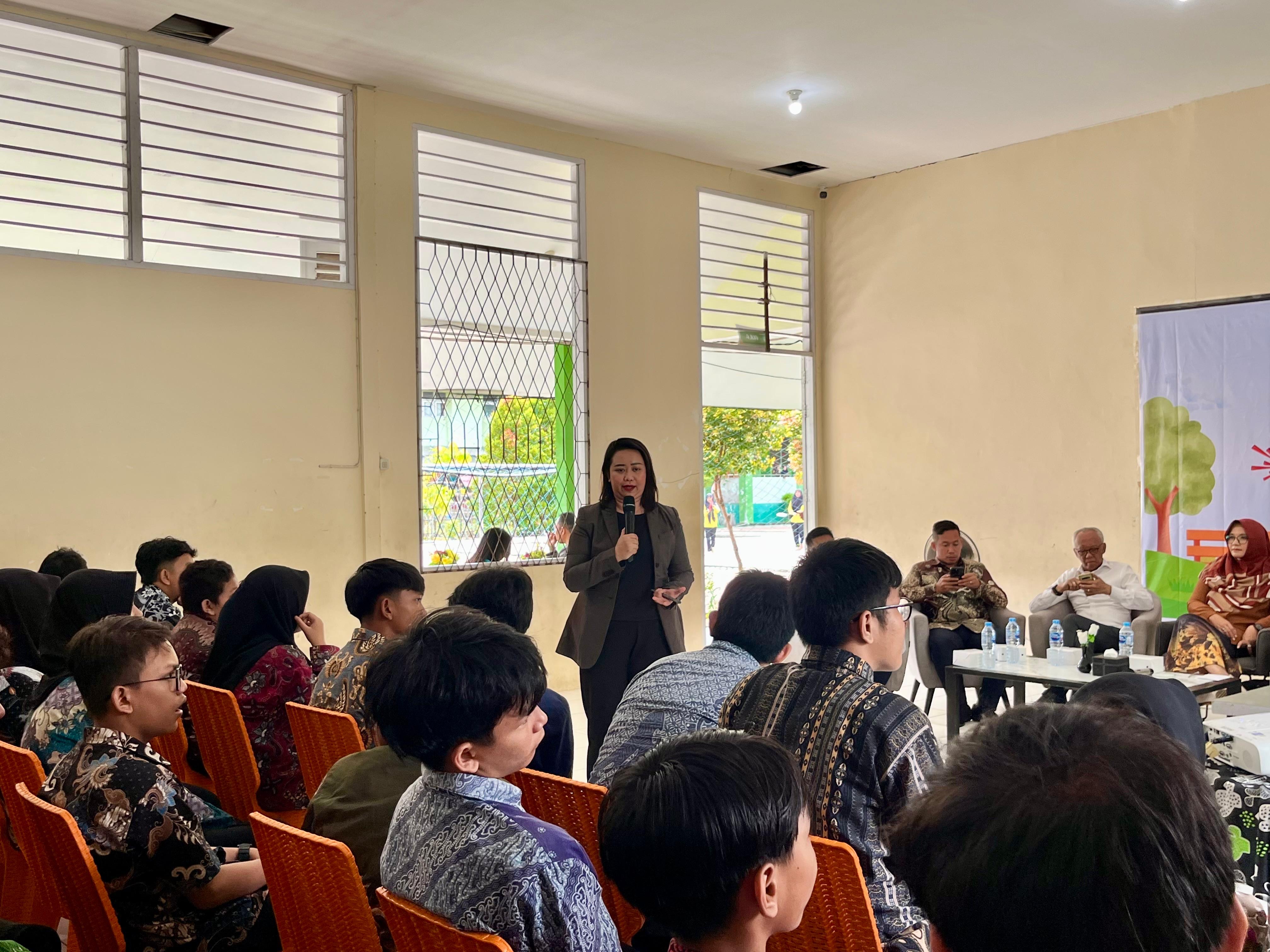 Suasana diskusi interaktif antara narasumber dan siswa SMPN 11 Pontianak dalam sosialisasi Gerakan Berani Baik.