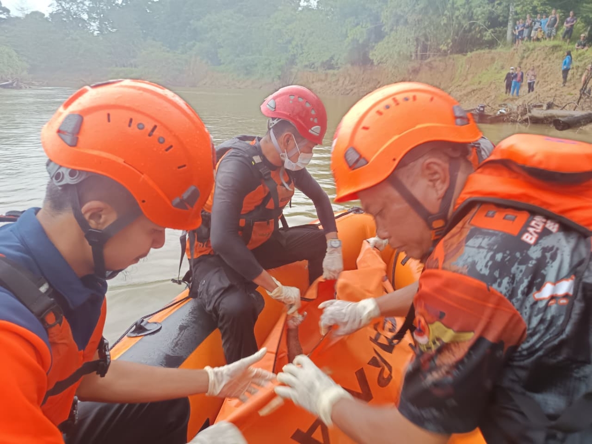 Tim SAR Gabungan mengevakuasi jasad korban di Sungai Sekayam Desa Kuala Dua Kabupaten Sanggau pada Kamis (5/2).