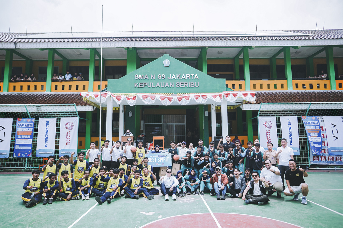 Peserta Basketball Clinic DBL Academy berfoto bersama di SMAN 69 Jakarta, Kepulauan Seribu, usai sesi latihan fundamental basket.