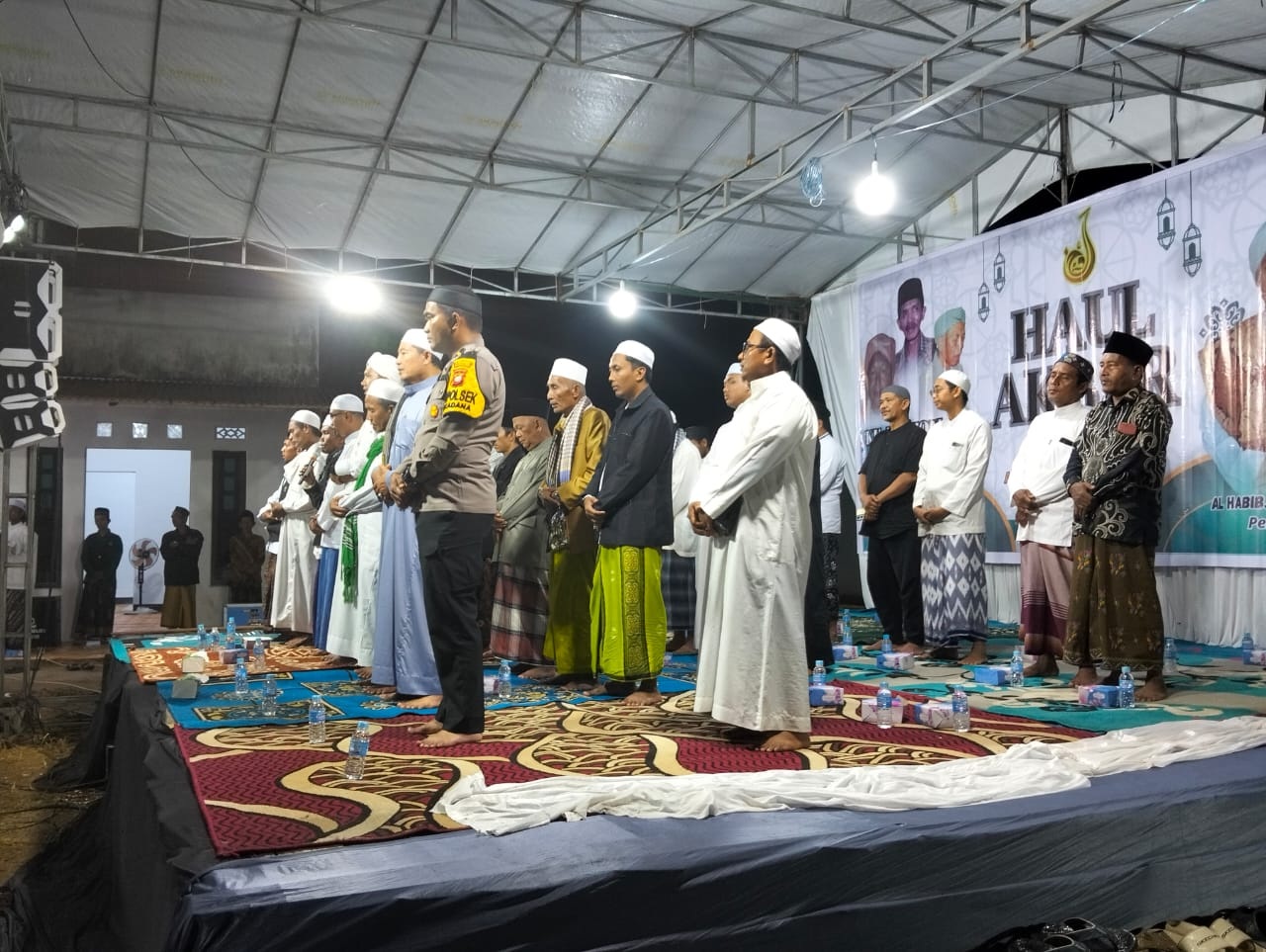 HAUL : Haul akbar bersama Al-Habib Fikry Al-Idrus yang digelar di halaman Masjid Darul Fhatona, Dusun Air Pauh, Desa Pangkalan Buton, Kecamatan Sukadana.