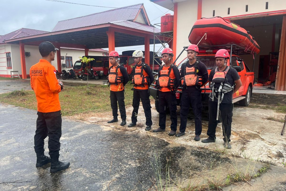 Tim SAR kembali melanjutkan pencarian Kenza Alfaro, bocah 4 tahun yang diduga tenggelam di Sungai Sekayam pada Kamis (5/2).