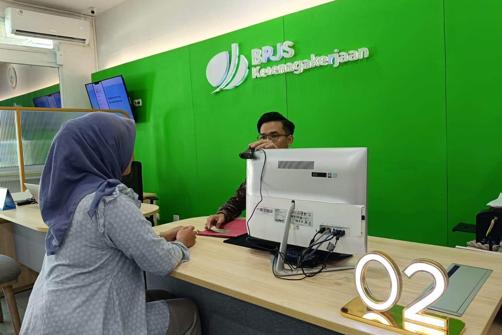 Petugas BPJS Ketenagakerjaan Kapuas Hulu saat memberikan pelayanan kepada masyarakat.