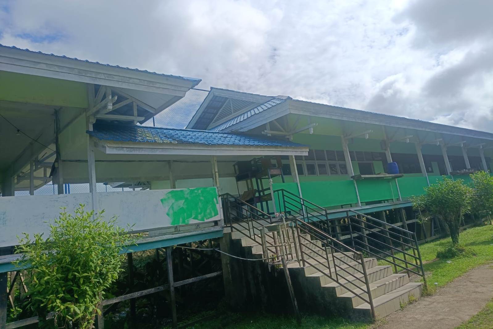 Bangunan MTSN 1 Kapuas Hulu mulai direhab melalui dana Kementerian PUPR.