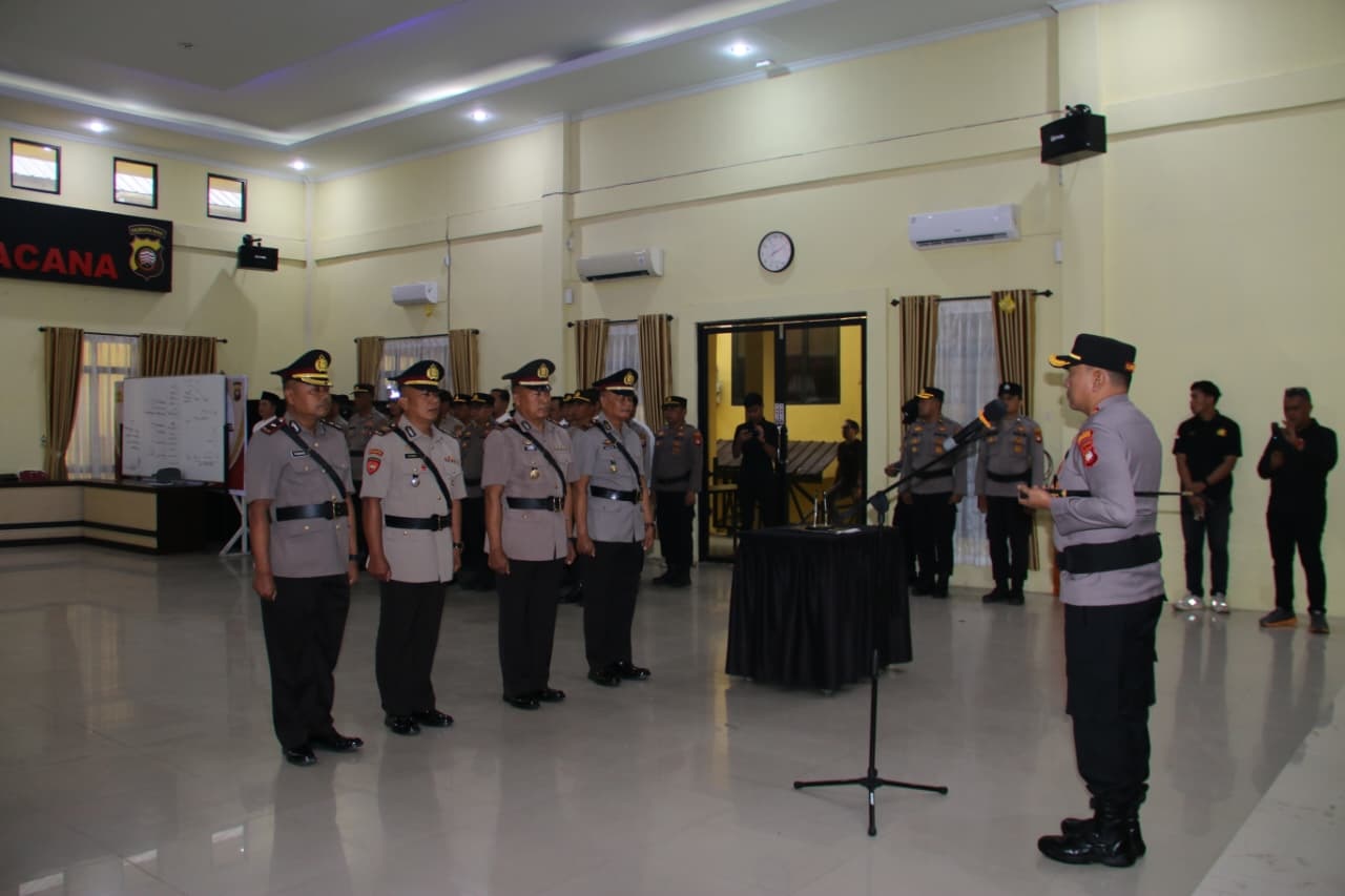 SERTIJAB: Polres Singkawang melaksanakan upacara sertijab Kasatpamobvit, Kapolsek Singkawang Timur, dan Kapolsek Singkawang Utara sebagai bagian dari dinamika organisasi Polri, Rabu (4/2) pagi.