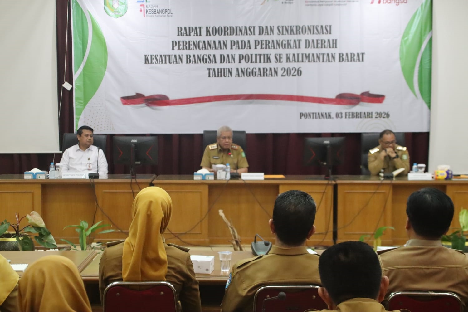RAKOR: Sekda Kalbar Harisson membuka Rapat Koordinasi dan Sinkronisasi Perencanaan Perangkat Daerah Kesbangpol se-Kalimantan Barat di Kantor Gubernur Kalbar, Selasa (3/2).
