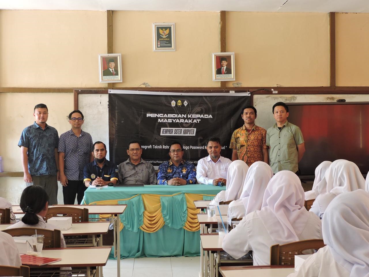 BERSAMA: Dosen Program Studi Rekayasa Sistem Komputer Untan bersama Kepala SMAN 1 Anjungan berfoto bersama saat kegiatan PKM.