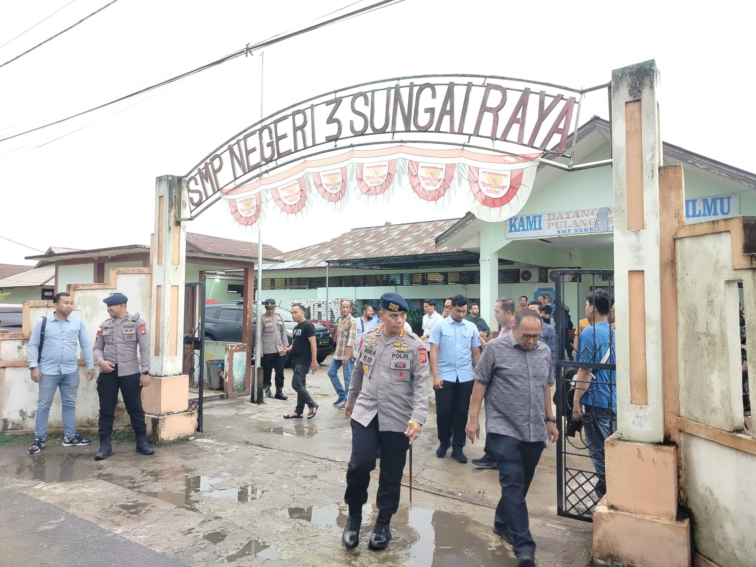PASCA-LEDAKAN: Situasi di SMP Negeri 3 Sungai Raya, Kabupaten Kubu Raya pasca-ledakan yang dilakukan oleh siswa kelas IX pada Selasa (3/2). Anak berhadapan dengan hukum tersebut diketahui masuk TCC