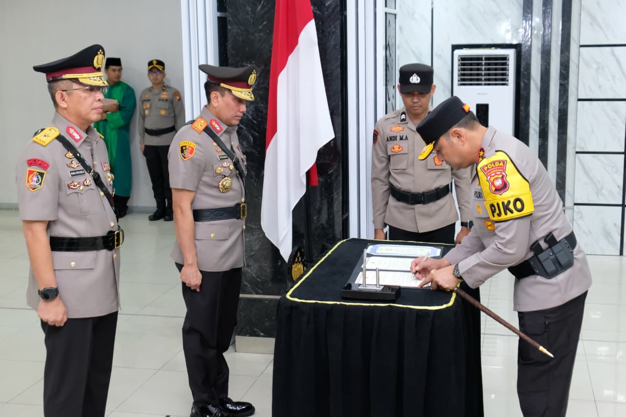SERTIJAB : Kapolda Kalbar Irjen Pol Pipit Rismanto memimpin upacara serah terima jabatan Wakapolda Kalbar di Balai Kemitraan Polda Kalbar, Jumat (6/2).