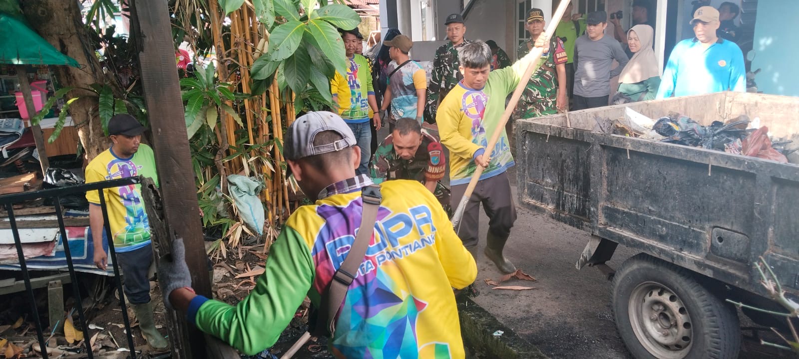Gotong royong warga bersama TNI dan petugas membersihkan sampah di Gang Dungun untuk cegah banjir dan jaga lingkungan tetap sehat.