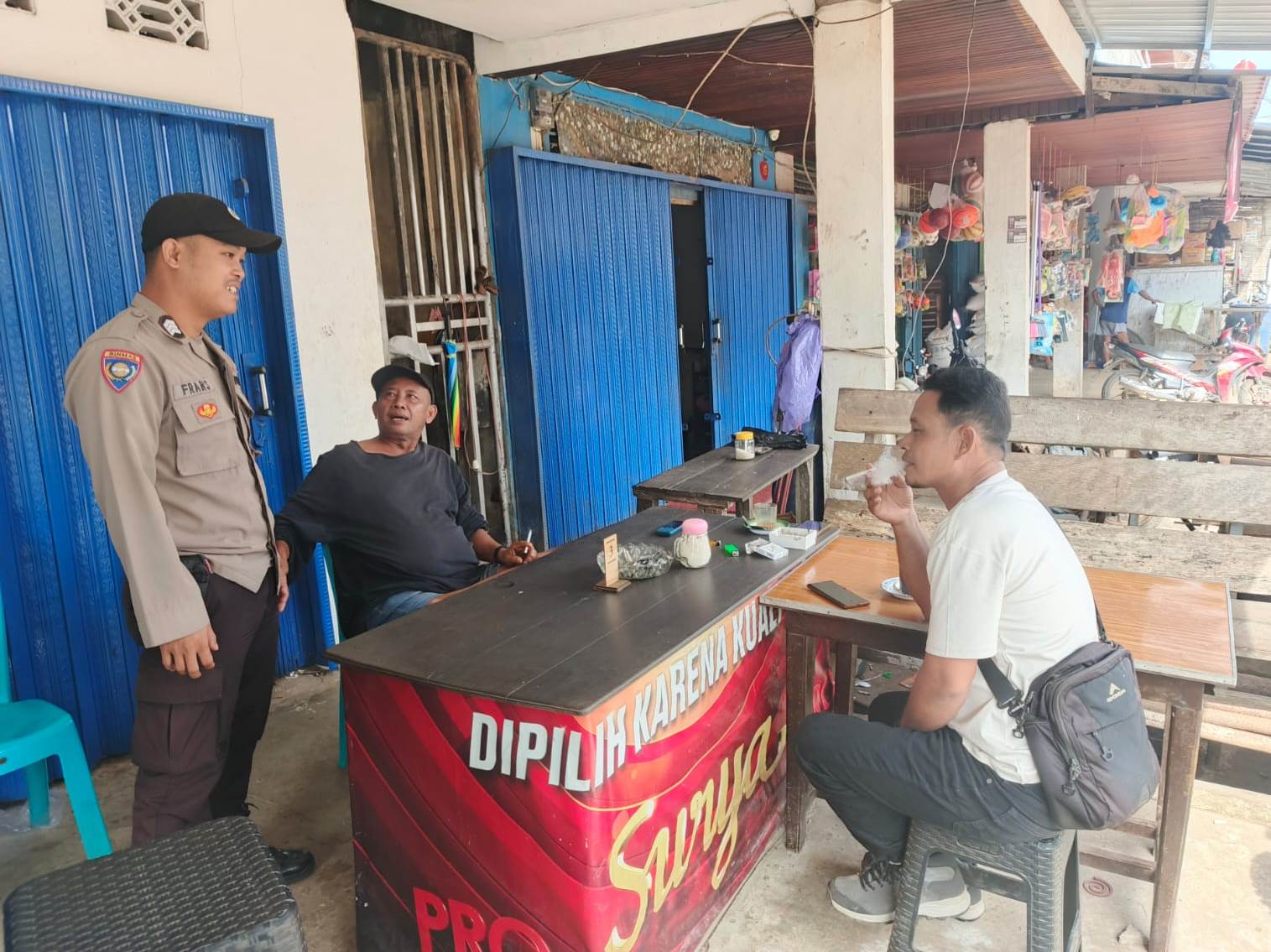 Polsek Meliau laksanakan patroli dialogis, menjalin komunikasi dengan warga untuk jaga kamtibmas tetap kondusif.