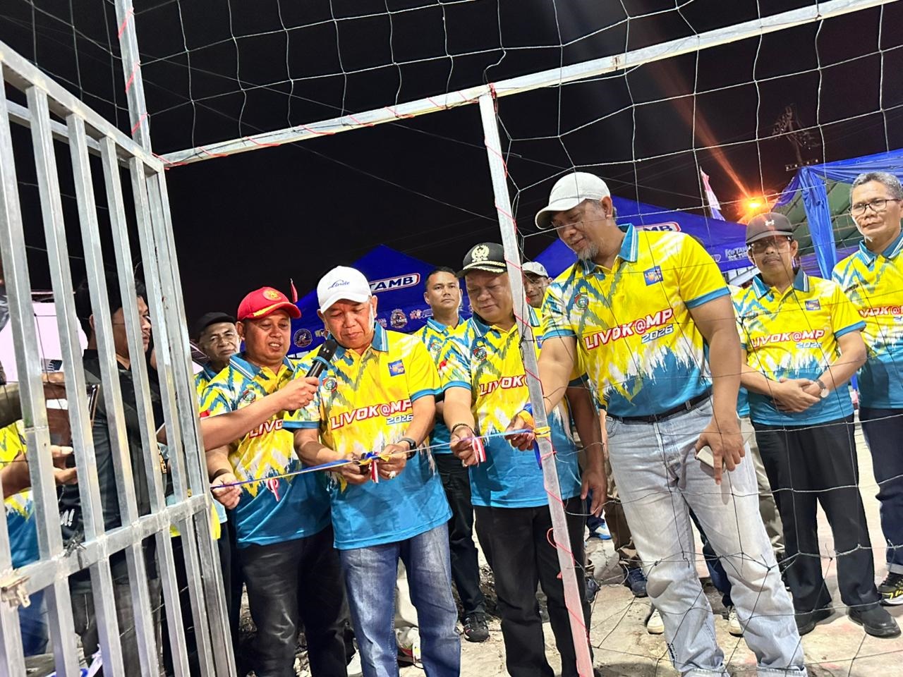 RESMI: Wabup Juli Suryadi didampingi ketua dan Wakil Ketua DPRD Mempawah beserta tamu undangan memotong pita meresmikan Lapangan Bola Voli Bujang Dare Mempawah.