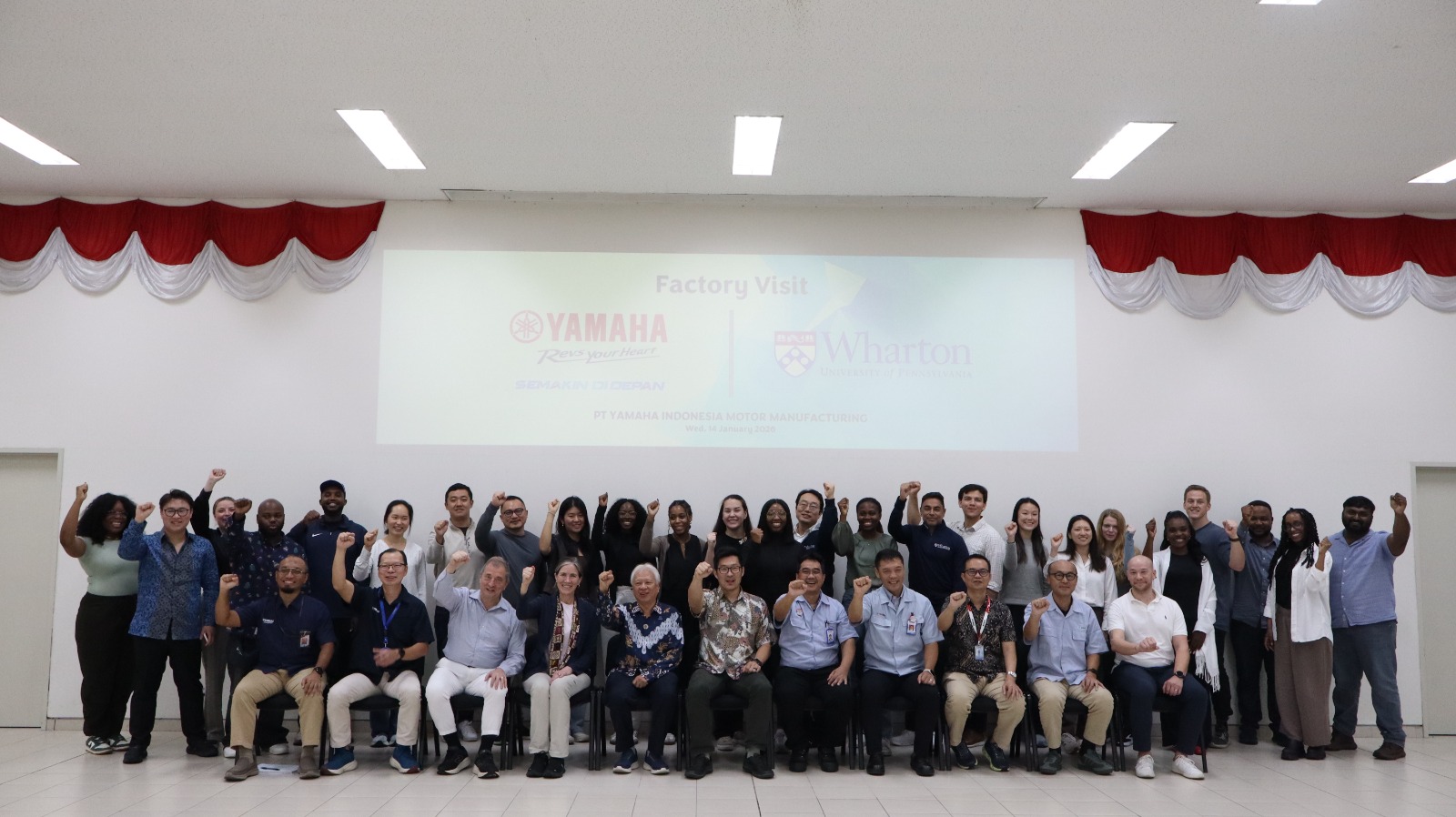Peserta Factory Visit dari Wharton School bersama personel Yamaha Indonesia, berfoto setelah kunjungan ke fasilitas produksi.