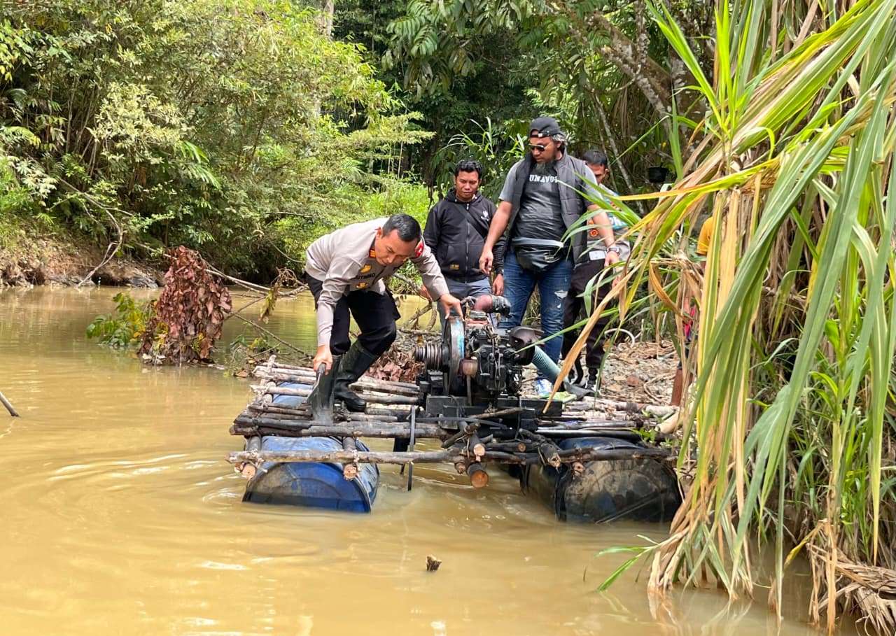 ILEGAL: Polsek Sekayam musnahkan mesin Domfeng yang digunakan untuk PETI di Sungai Kayan, cegah kerusakan lingkungan.