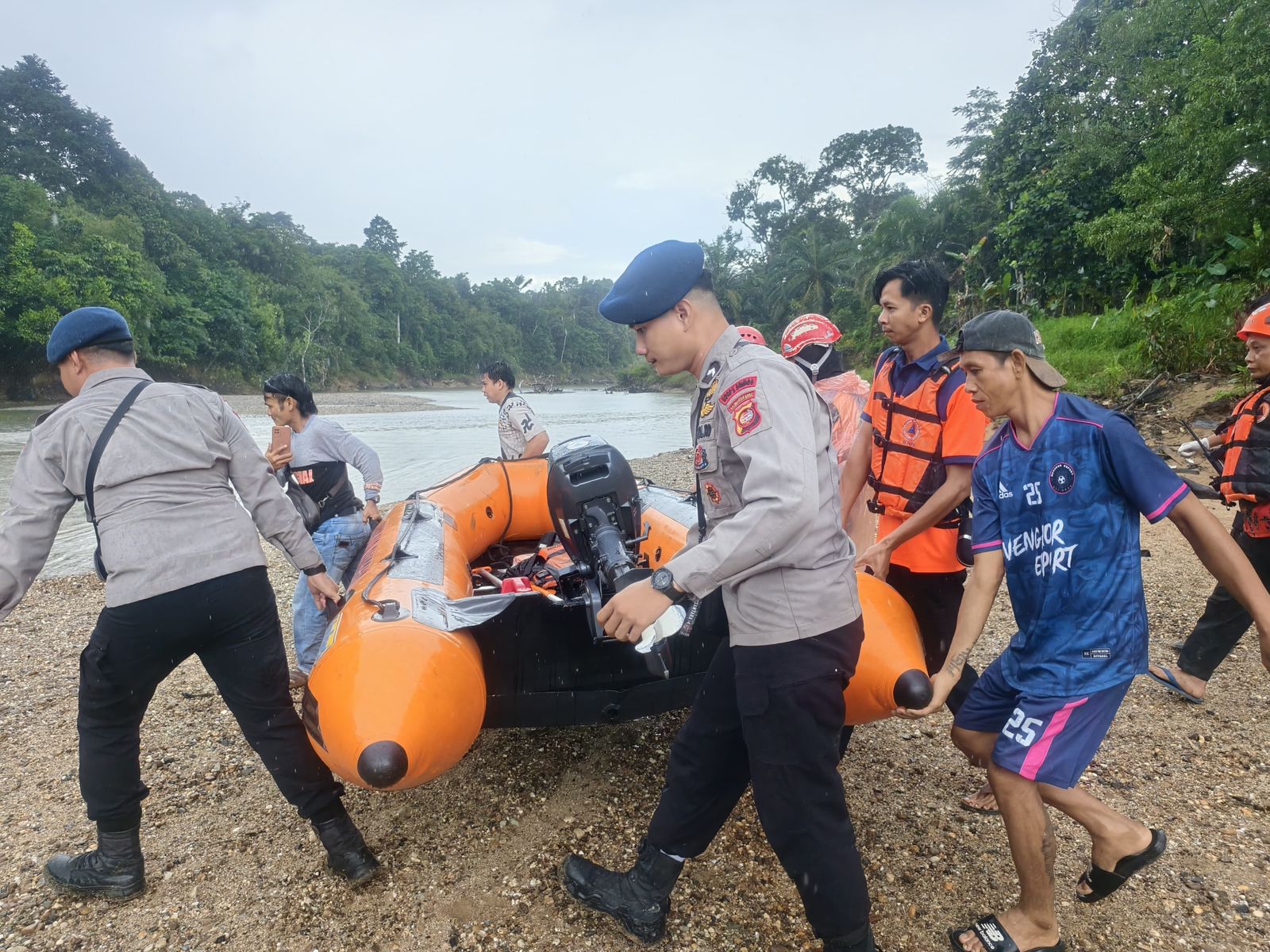 Satbrimob Polda Kalbar kembali menunjukan respon cepatnya dengan berhasil mengevakuasi korban tenggelam di Sungai Sekayam Kabupaten Sanggau. Jum&rsquo;at (06/02/26).
