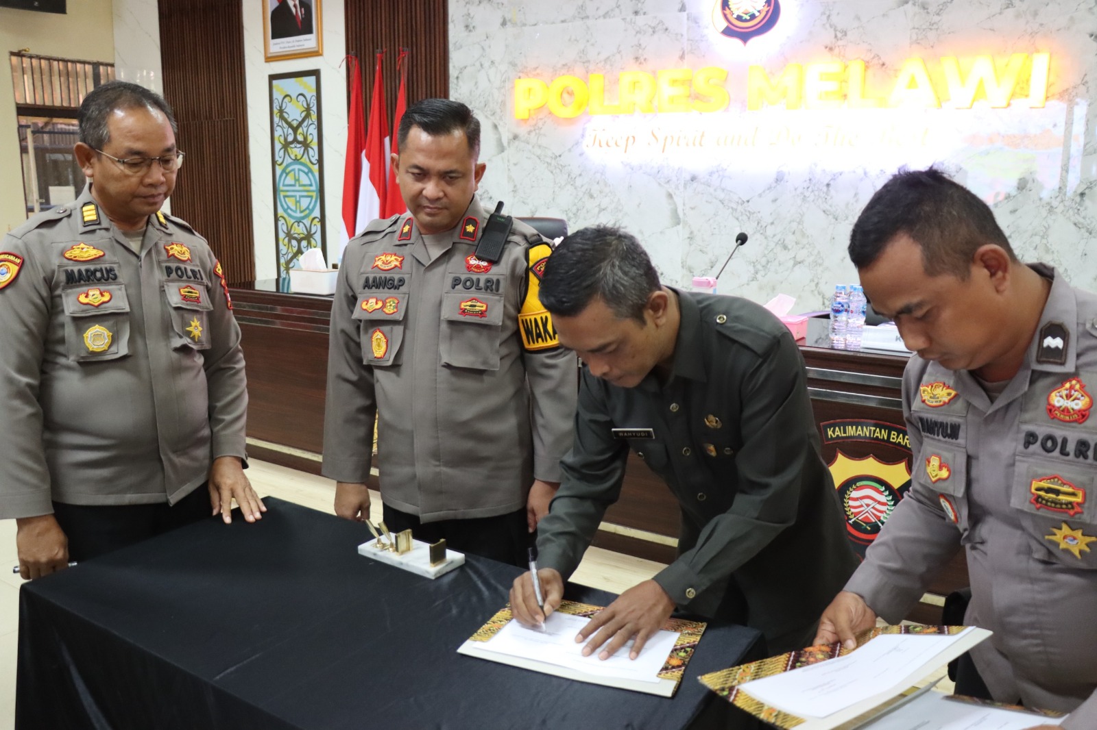 Penandatanganan Berita Acara Evaluasi Pelayanan Publik oleh jajaran Polres Melawi dalam rangka Zona Integritas 2026.