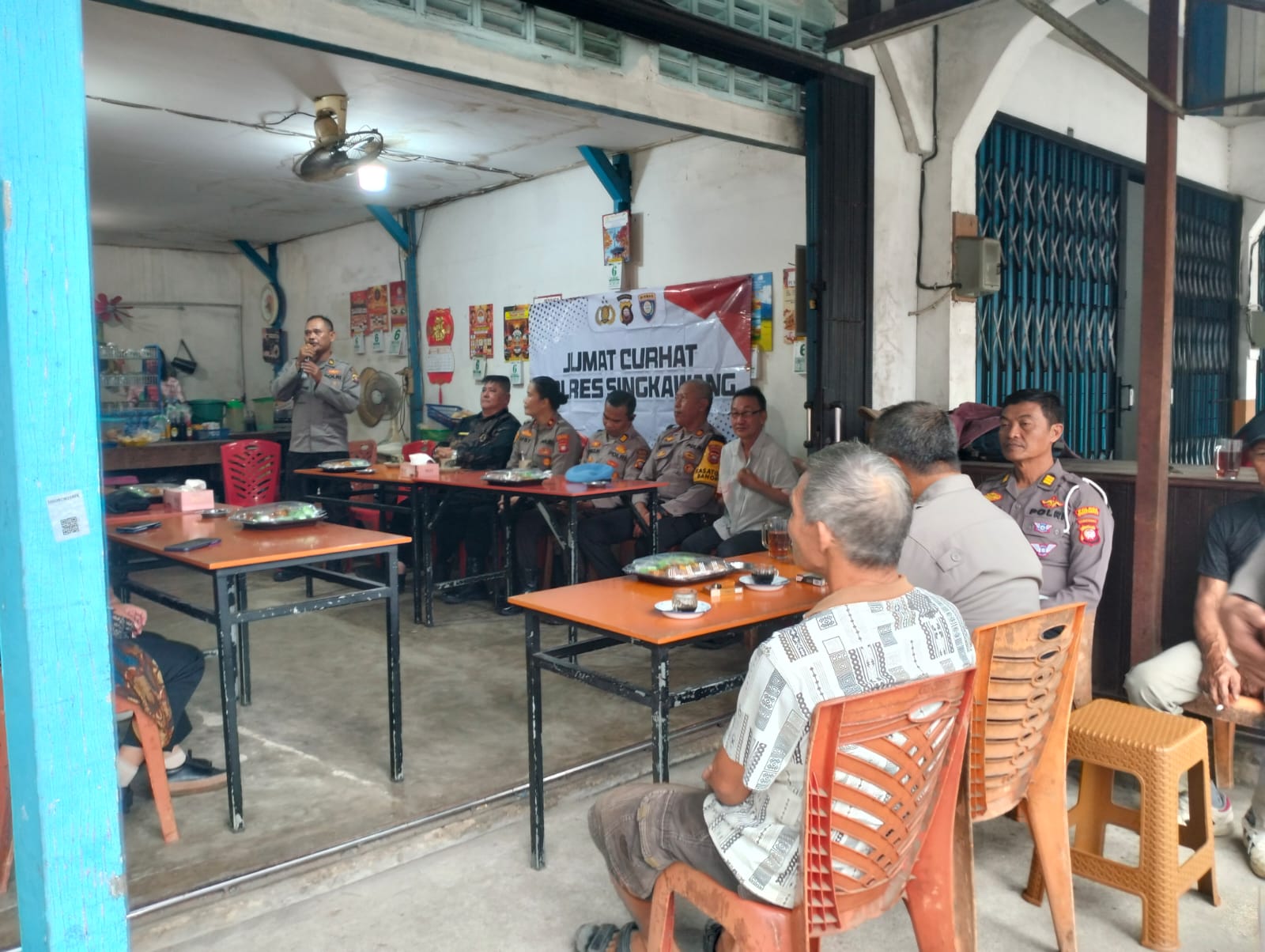 DIALOG: Suasana hangat dalam kegiatan Jumat Curhat Polres Singkawang, dialog antara Polri dan masyarakat Singkawang Barat.