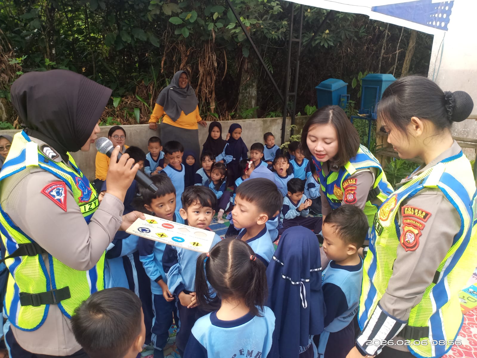 Personel Satlantas Polres Kubu Raya edukasi siswa TK tentang rambu lalu lintas dalam program Polsanak, tanamkan disiplin sejak dini.