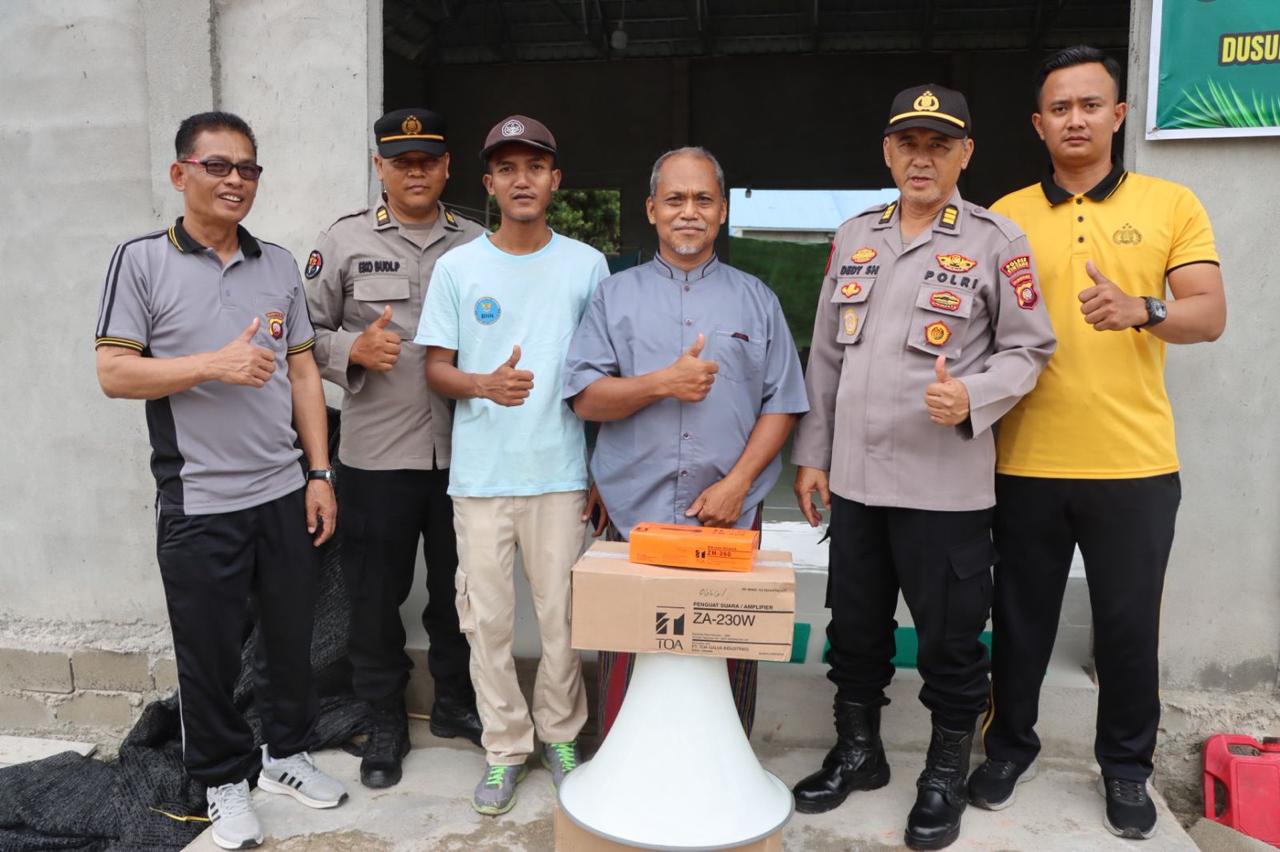 Polres Sintang serahkan bantuan sound system untuk Surau Al Falaq, dukung kegiatan ibadah dan keagamaan masyarakat setempat.