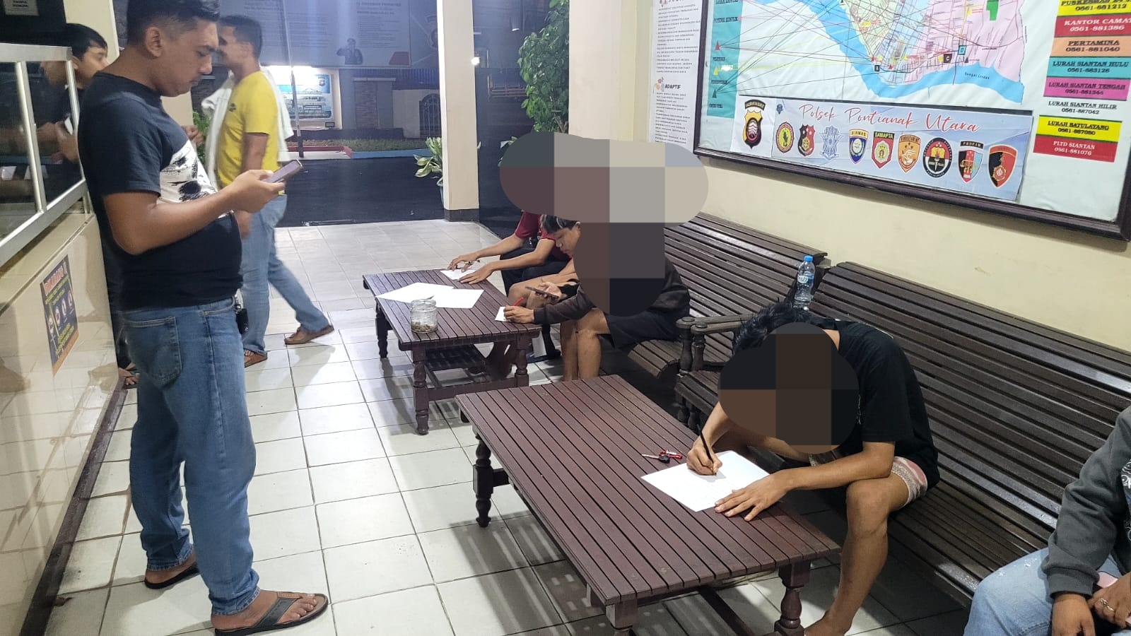 Proses interogasi lima remaja yang diamankan Polsek Pontianak Utara setelah mencoba melakukan tawuran di Jl. Sungai Selamat.
