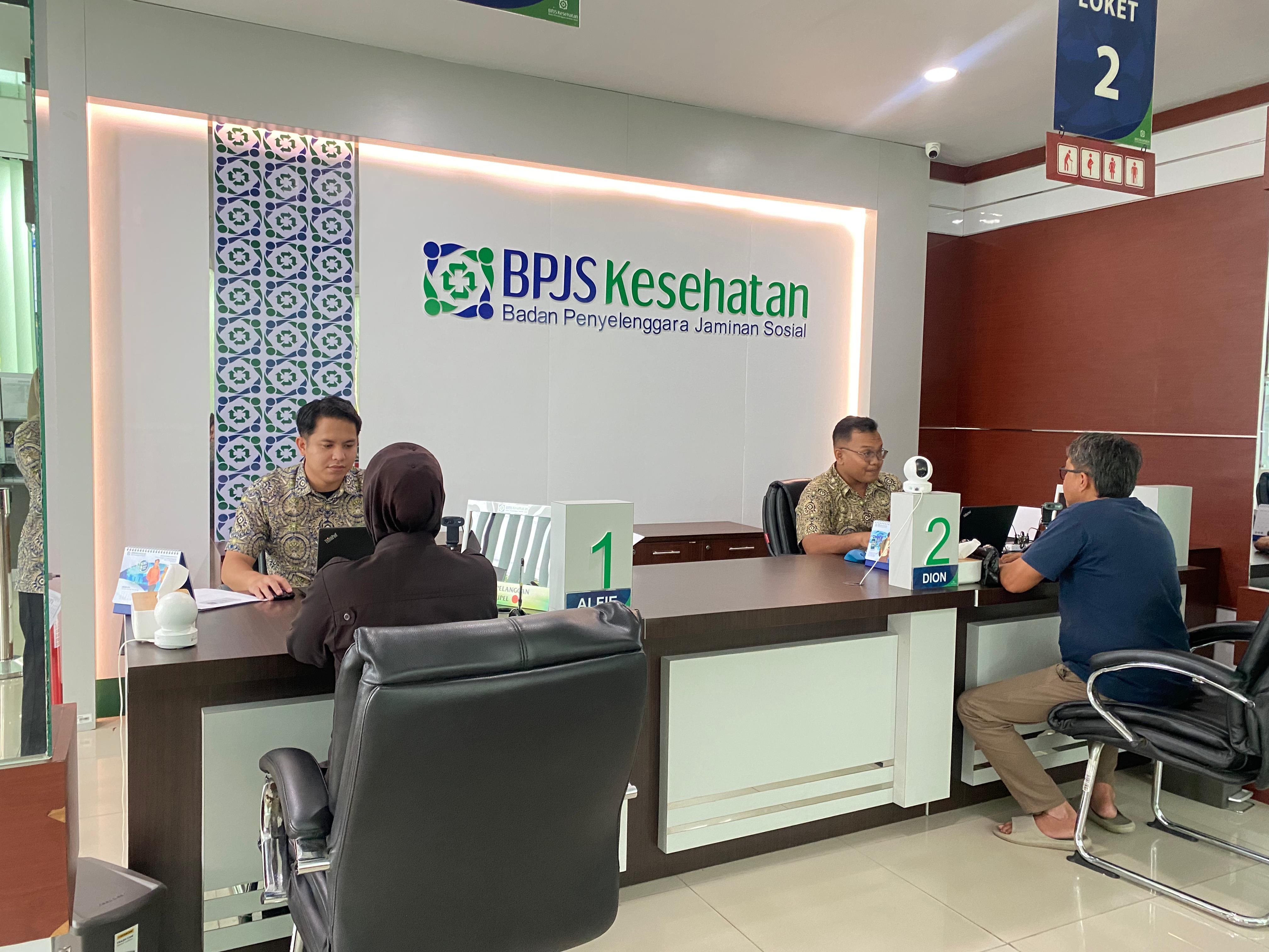 PELAYANAN: Warga mengakses pelayanan di BPJS Kesehatan Singkawang.