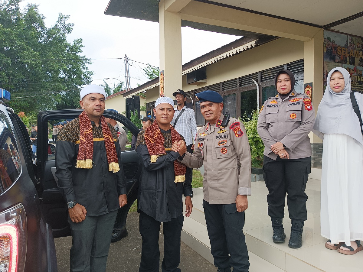 PERDANA: Dua personel Batalyon B Pelopor dilepas berangkat umrah, Kamis (5/2). Program ini merupakan kali pertama dilaksanakan di Batalyon B Pelopor Satbrimob Polda Kalbar.