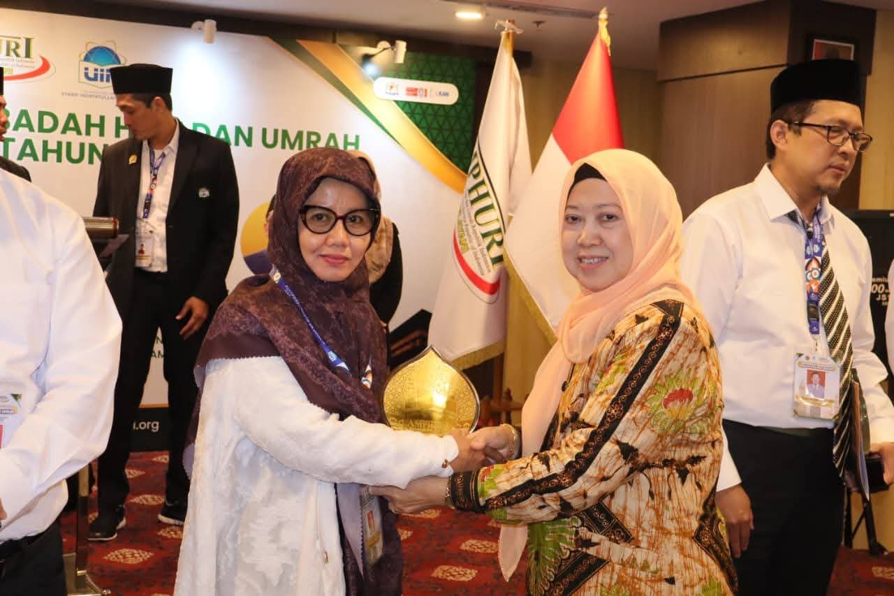 Syarifah Azizah, Penyuluh Agama Islam Pontianak meraih peringkat 4 terbaik pada  kegiatan Sertifikasi Pembimbing Ibadah Haji dan Umrah Angkatan III Tahun 2026.