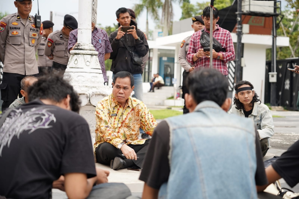 Mahasiswa yang tergabung dalam Solidaritas Mahasiswa Pengemban Amanat Rakyat (Solmadapar) menggelar aksi unjuk rasa di Gedung DPRD Provinsi Kalimantan Barat, Jumat (6/2) sore.