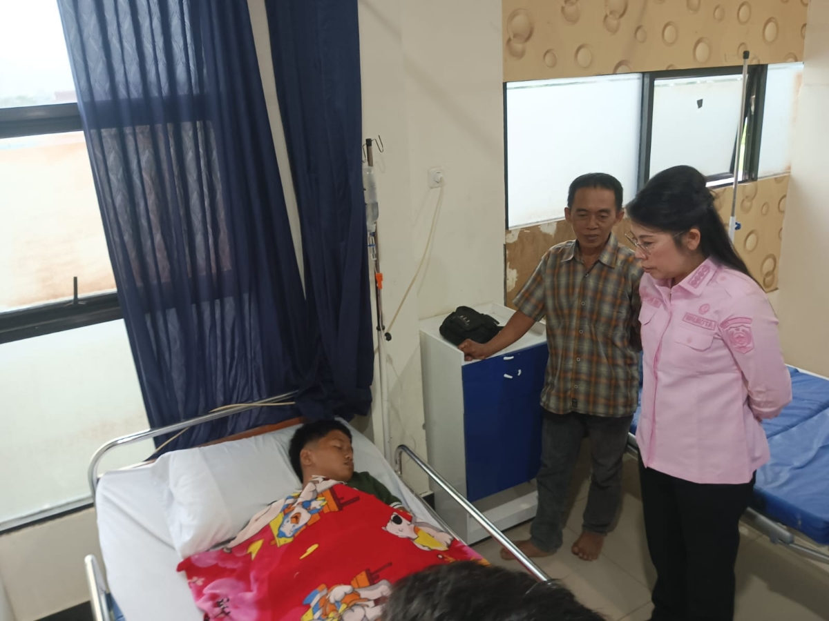 Wali Kota Singkawang Tjhai Chui Mie, Kadis Kesehatan dan KB H Hardin, dan Kadis pendidikan dan kebudayaan H Asmadi di RS Sa