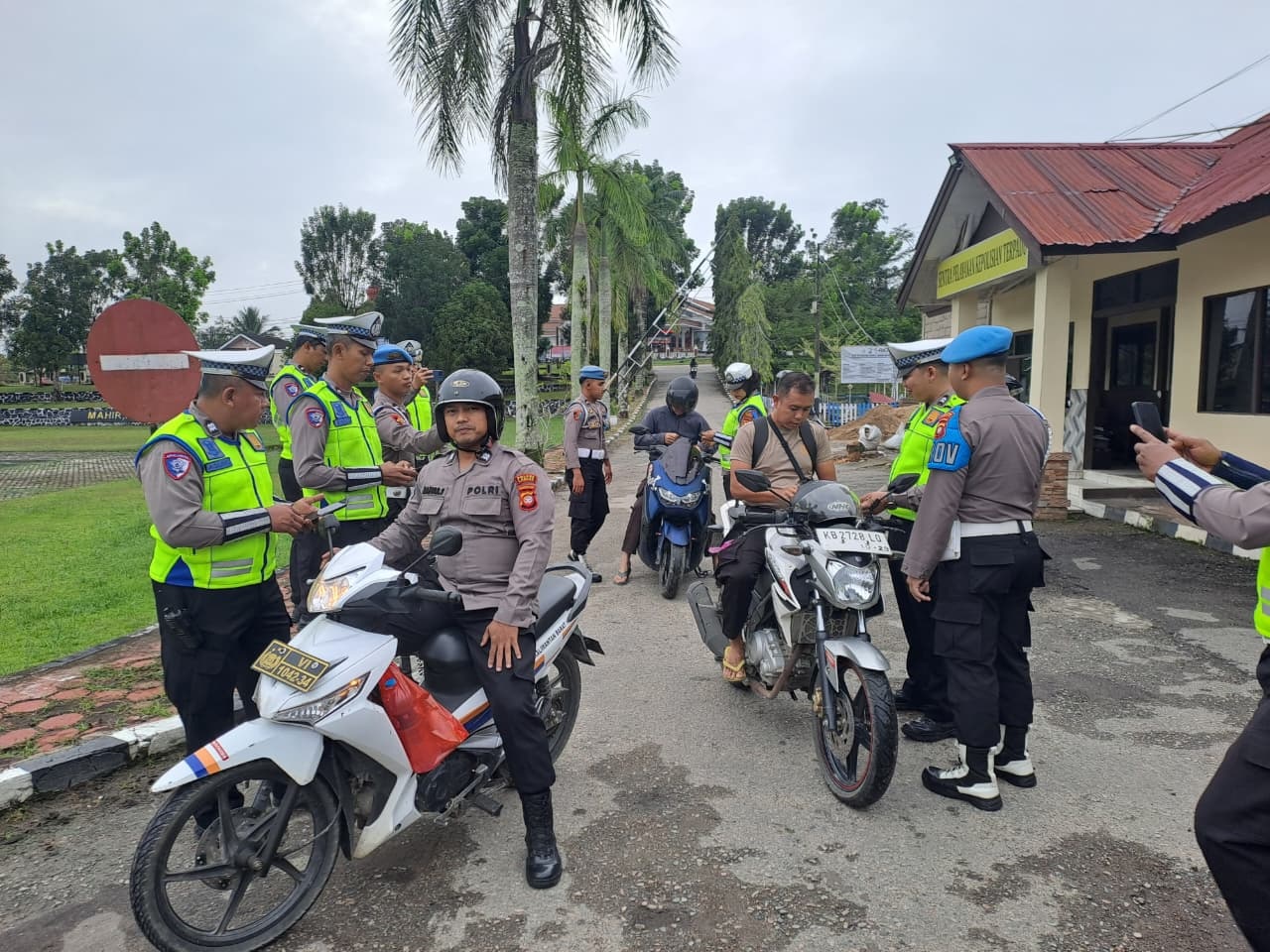 PEMERIKSAAN: Propam Polres Landak memeriksa kelengkapan surat kendaraan personel pada Kamis (5/2).