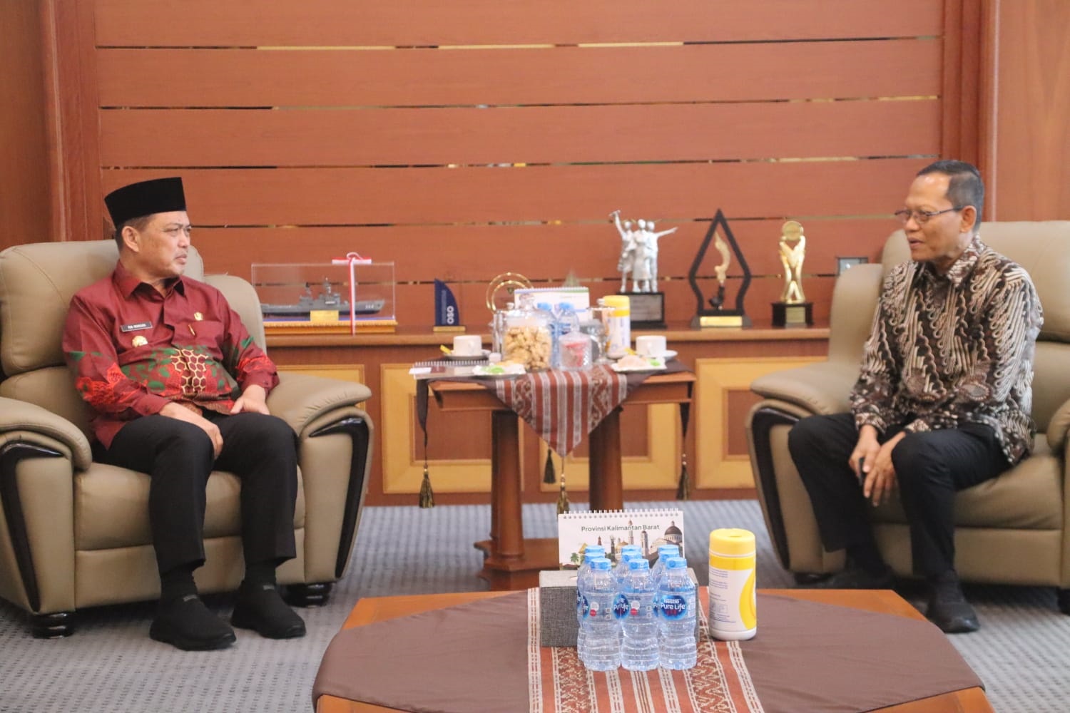 DISKUSI: Gubernur Ria Norsan saat menerima kunjungan Ketua Umum Asosiasi Pengusaha Hutan Indonesia (APHI), Dr. Ir. H. Soewarso, M.Si., IPU, di Ruang Kerja Gubernur Kalbar, Kamis (5/2).