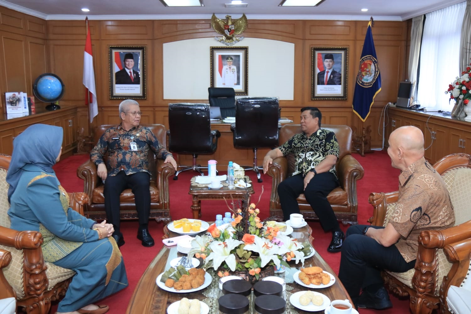 KUNJUNGAN: Sekda Kalbar, Harisson, didampingi Kepala BPSDM Kalbar, Windy Prihastari saat kunjungan ke Kampus IPDN Jatinangor, Kamis (5/1).
