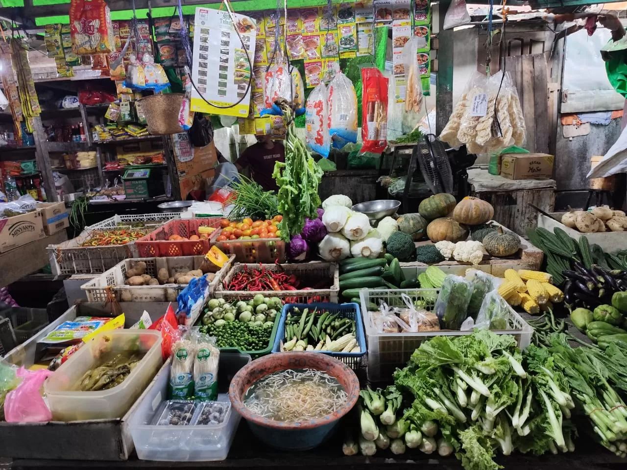 HARGA NAIK: Berbagai jenis sayuran yang dijual di Pasar Sentral Sanggau mulai mengalami kenaikan harga.