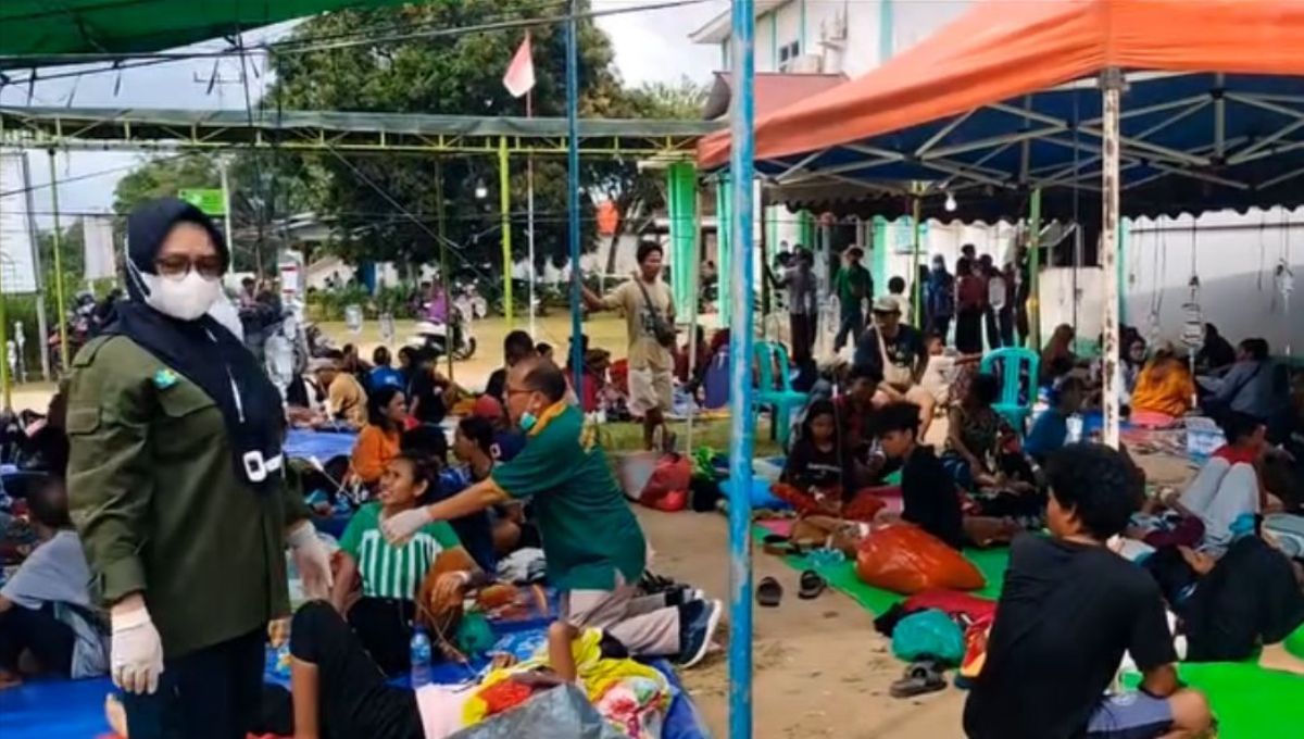 Pihak Puskesmas Marau harus membuka tenda di halaman karena pasien keracunan MBG terus bertambah pada Jumat (6/2).