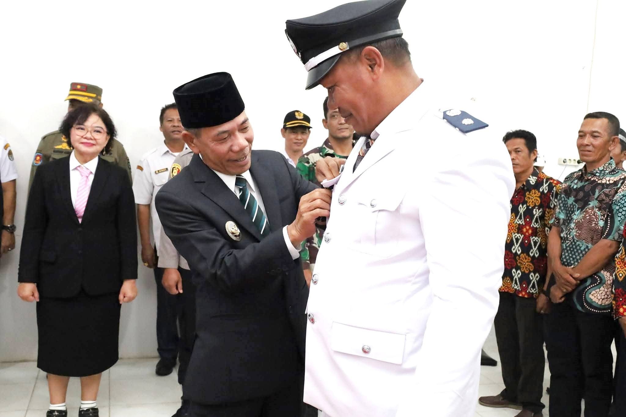 LANTIK : Wakil Bupati Ketapang, Jamhuri Amir, melantik Saparudin sebagai Kepala Desa Tempurukan, Kecamatan Muara Pawan, Rabu (4/2).