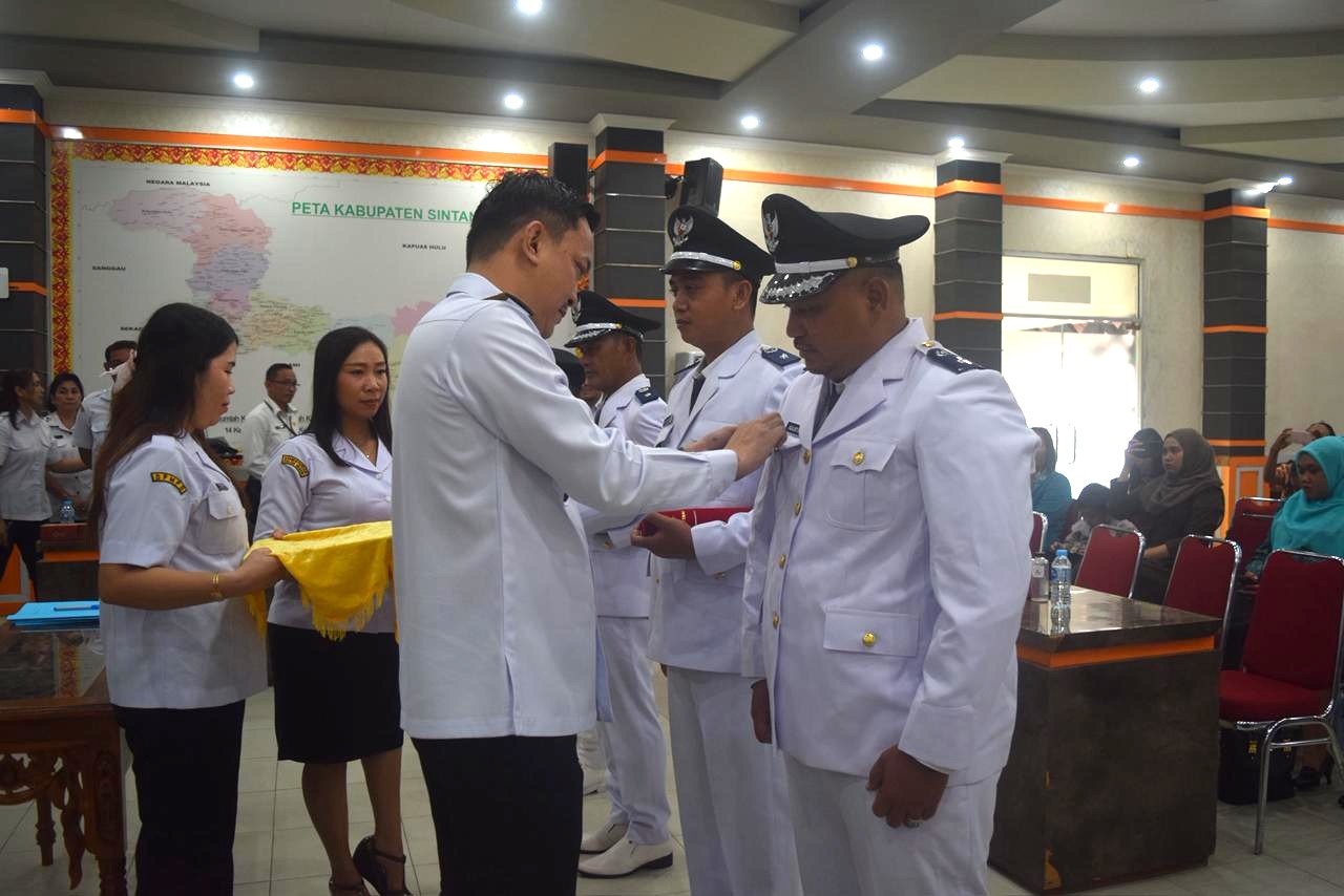 LANTIK : Wakil Bupati Sintang Florensius Ronny melantik empat kepala desa hasil pemilihan kepala desa antar waktu tahun 2025.