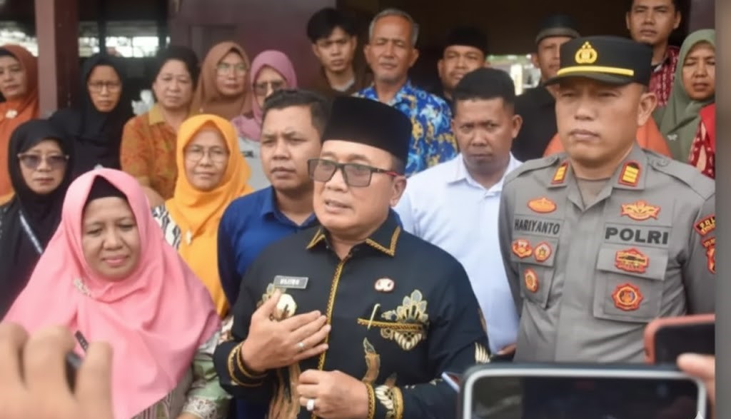 WAWANCARA: Bupati Kubu Raya, Sujiwo, bersama Kepala SMP Negeri 3 Sungai Raya, Lily, saat diwawancarai pada Jumat (6/2), terkait siswa yang terlibat dalam aksi bom molotov.