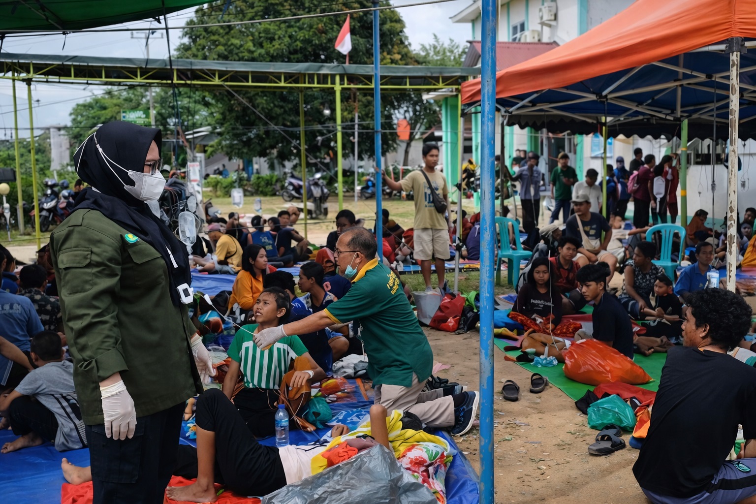 KORBAN MEMBELUDAK: Tenda darurat dipasang di halaman Puskesmas Marau, Kabupaten Ketapang pada Jumat (6/2) untuk menampung ratusan siswa korban dugaan keracunan Makanan Bergizi Gratis.